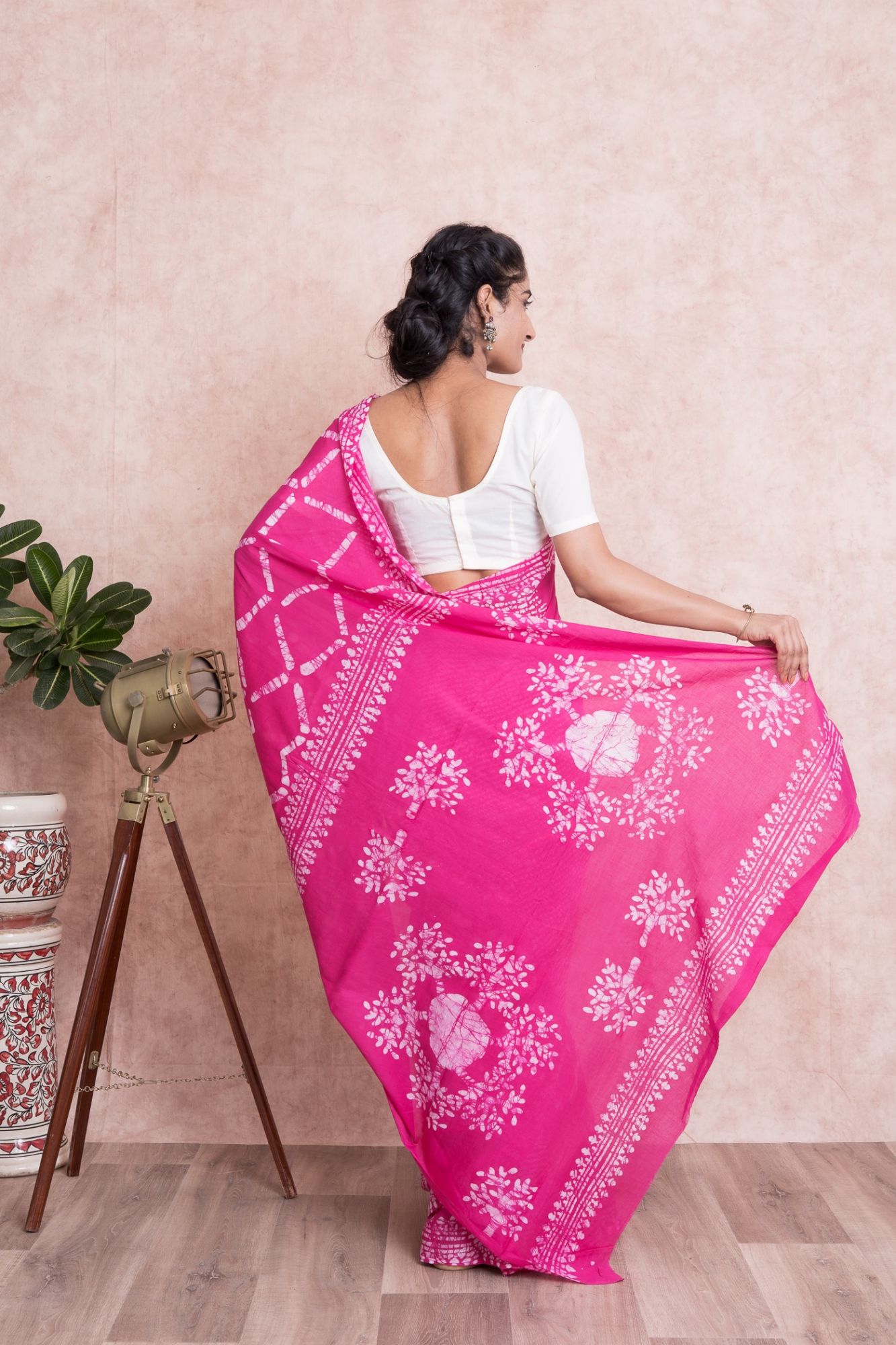 Women Batik Print Geometric Cotton Mulmul Saree with Unstitched Blouse - Pink