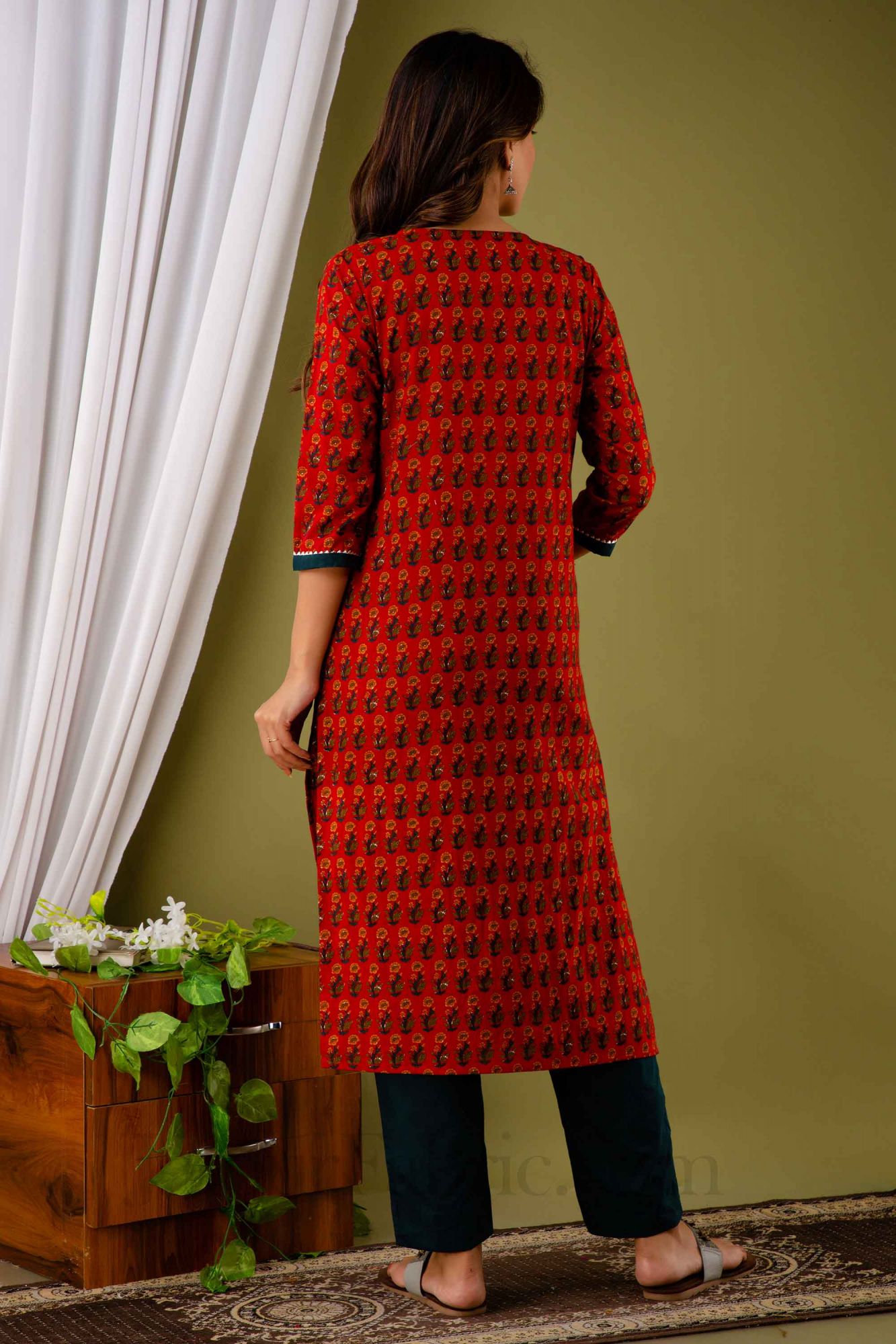 Women Red Cotton Floral Print Kurti with Pant